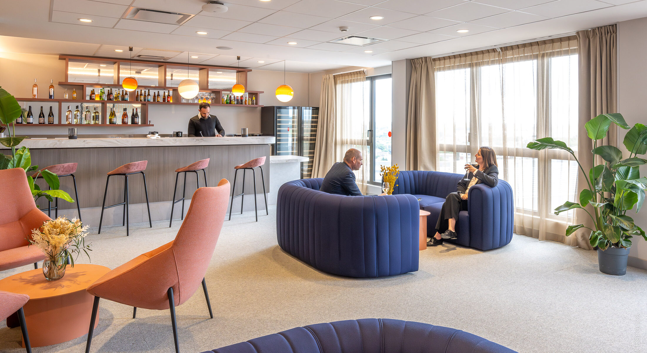 Bar du SevenBistro Toulouse Purpan avec 2 personnes dégustant un cocktail.