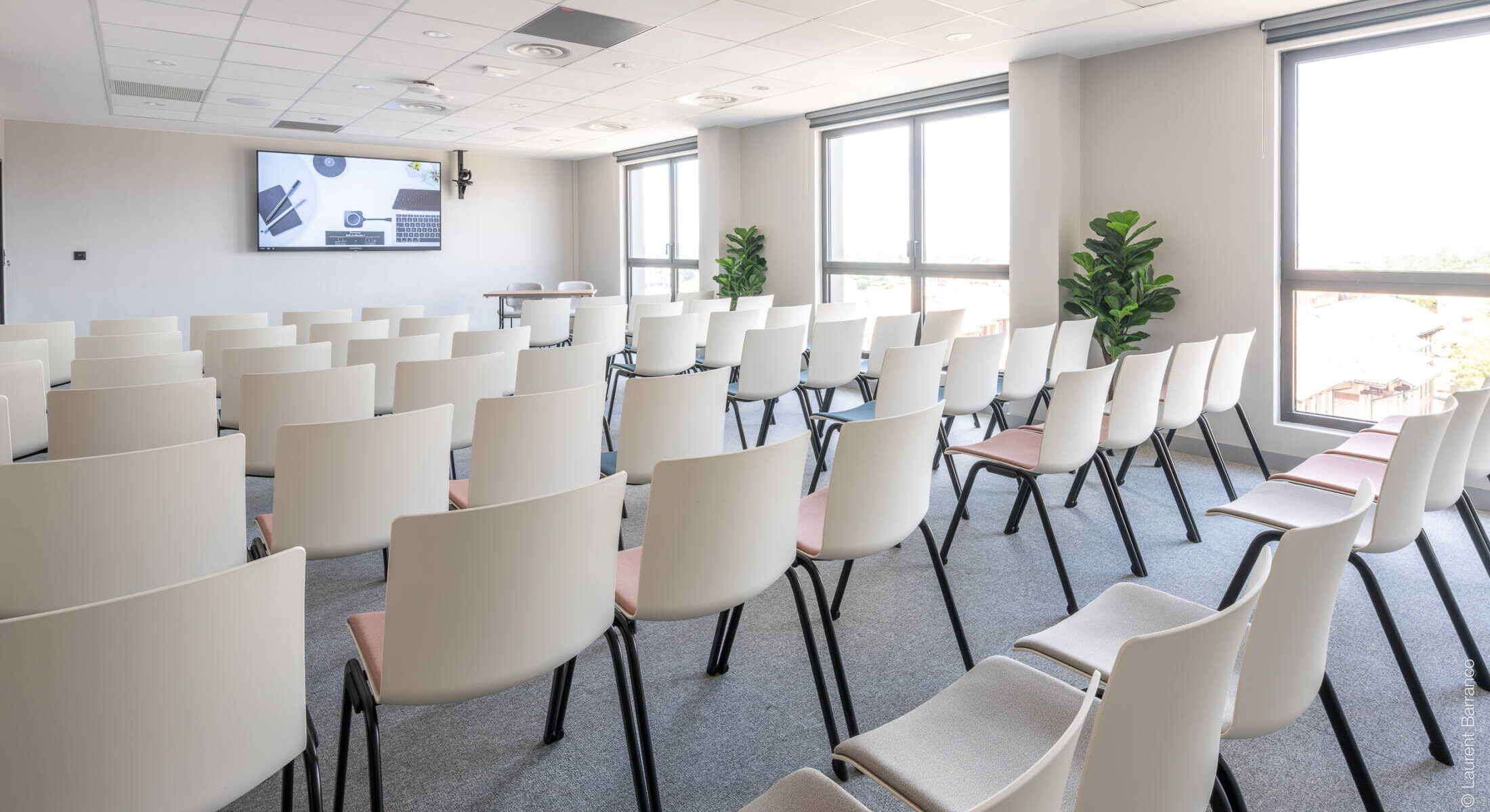 Photo d'une salle de séminaire à toulouse au Sevenline montrant un solution avec chaises au centre du lieux.