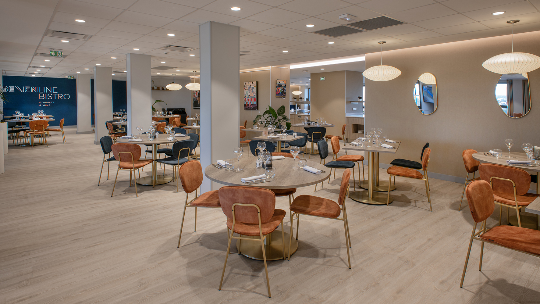 Menu et concept du restaurant avec lumière du jour et vue sur monument historique.