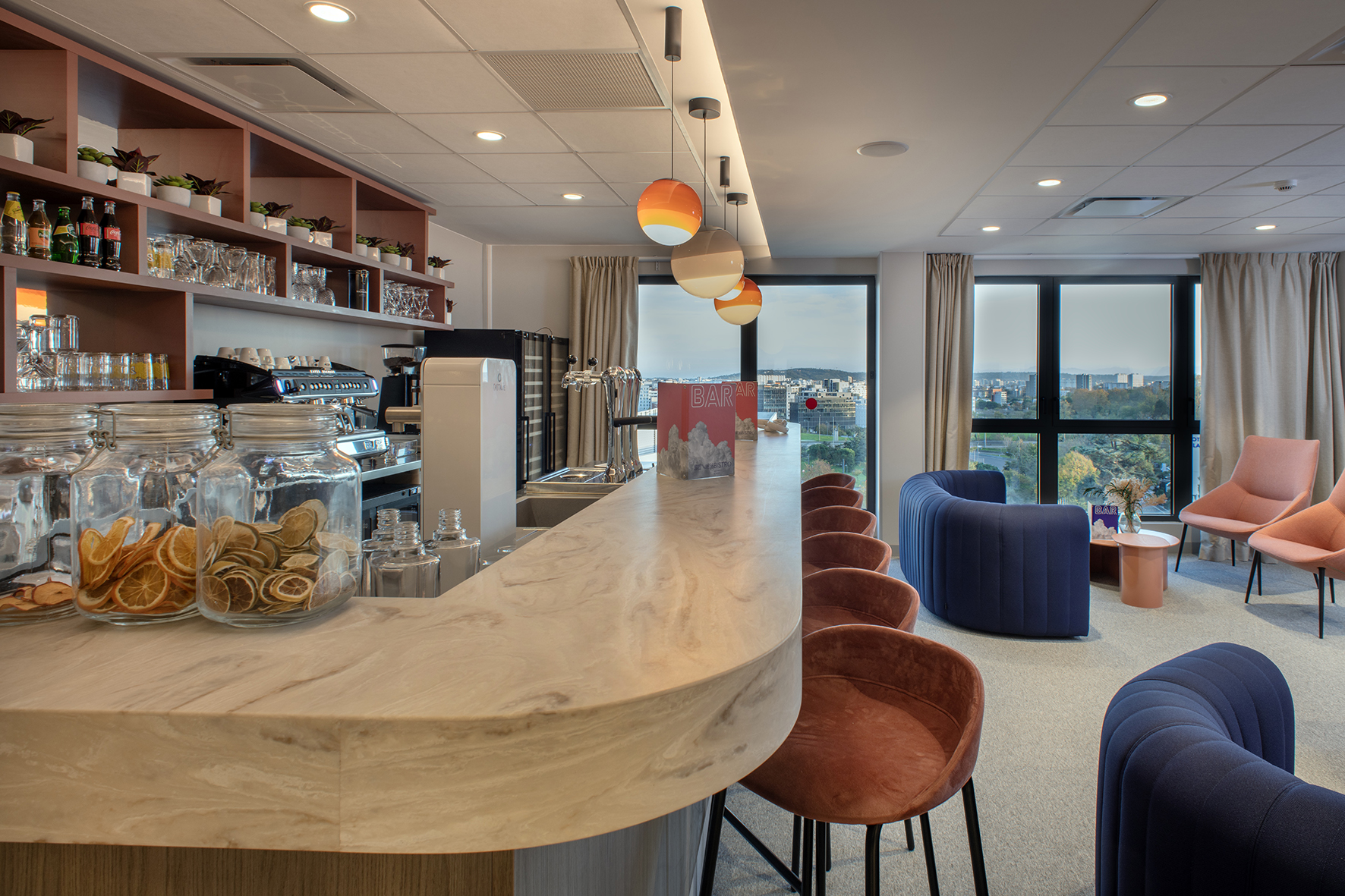 Le guide de la soirée hôtel, carte de tapas et fromages.