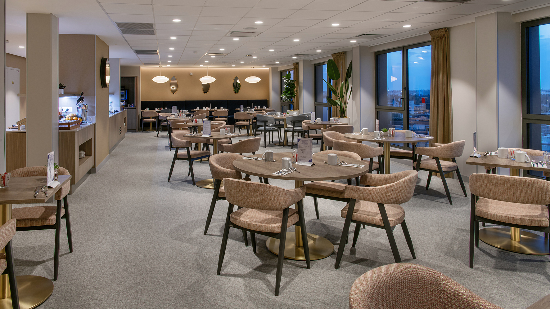 Buffet petit déjeuner avec une cuisine de produits frais à la carte.