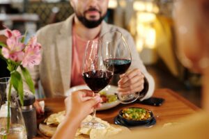 Photo amour de face d'un couples au restaurant pois gourmand.